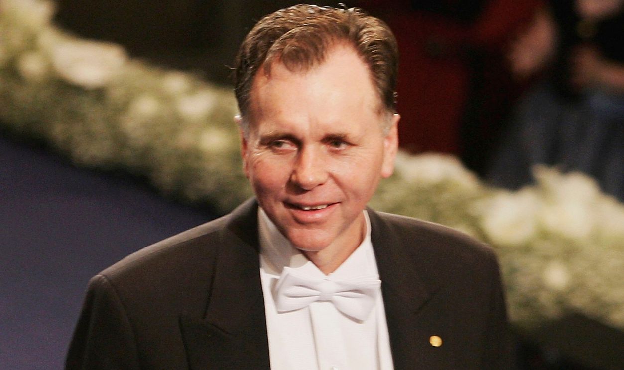 Getty Images - 56411543 - Barry J. Marshall of Australia aknowledges fellow Nobel Laureates applause after receiving the joint Nobel Prize for Medicine from King Carl XVI Gustaf of Sweden during the Nobel Foundation Prize 2005 at the Concert Hall on December 10, 2005 in Stockholm, Sweden.