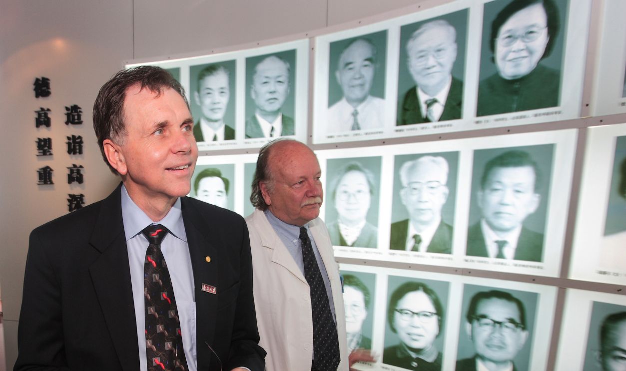 Getty Images - 81556377 - Australian physician Barry J. Marshall (L) visits the muniment room of Nanjing Drum Tower Hospital on June 12, 2008 in Nanjing of Jiangsu Province, China. Barry J. Marshall of the University of Western Australia, shares the Nobel Prize in Medicine with J. Robin Warren of Australia in 2005.