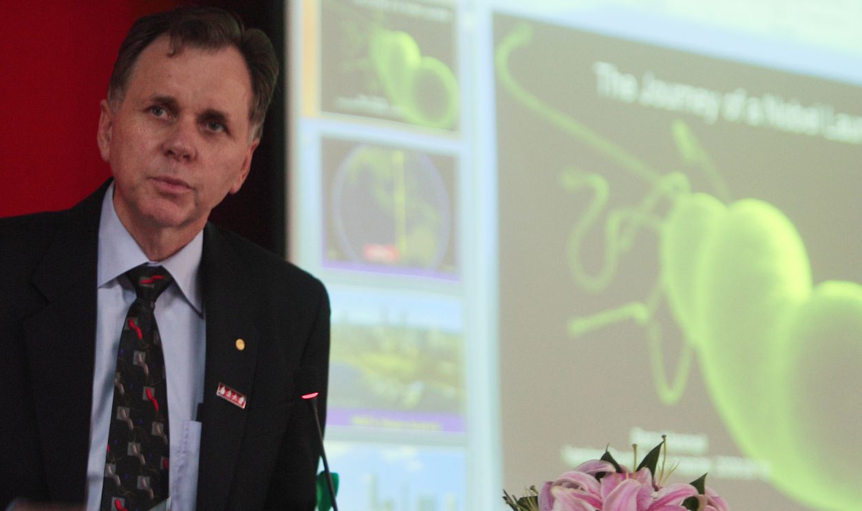 Getty Images - 81556352 - Australian physician Barry J. Marshall talks with doctors from Nanjing Drum Tower Hospital on June 12, 2008 in Nanjing of Jiangsu Province, China. Barry J. Marshall of the University of Western Australia, shares the Nobel Prize in Medicine with J. Robin Warren of Australia in 2005.