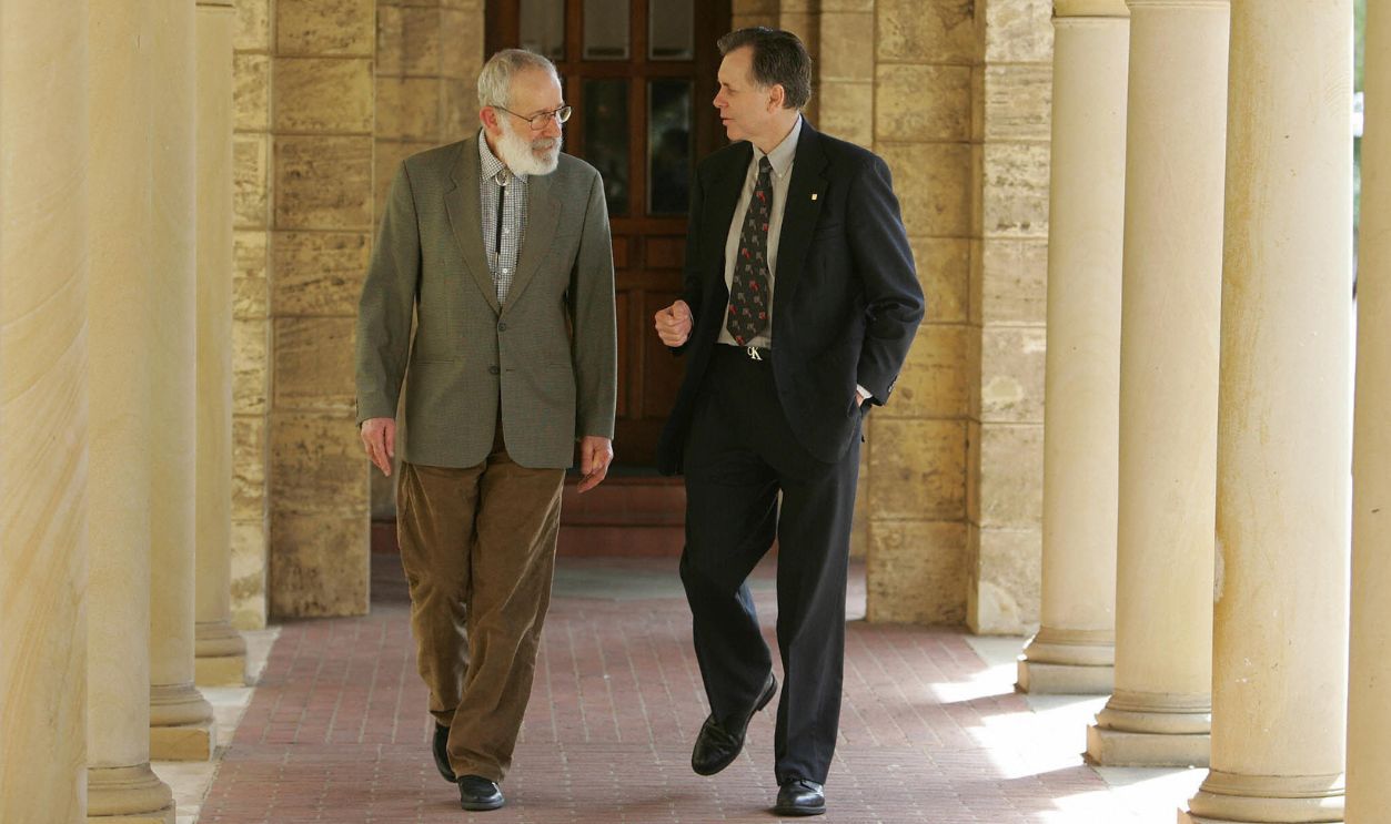Getty Images - 55848423 - Nobel laureates Pathologist Dr Robin Warren (L) and Professor Barry Marshall walk to a press conference at the University of Western Australia.