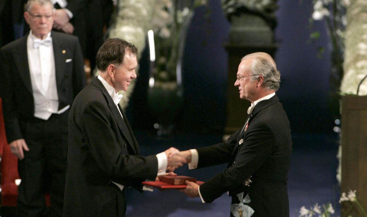 Getty Images - 56411170 - Australian Barry J. Marshall (L) receives the Nobel Prize in Medicine from King Carl XVI Gustaf of Sweden (R) during a ceremony at the Concert Hall in Stockholm, 10 December 2005. Marshall, of the University of Western Australia, shares the prize with J. Robin Warren of Australia.