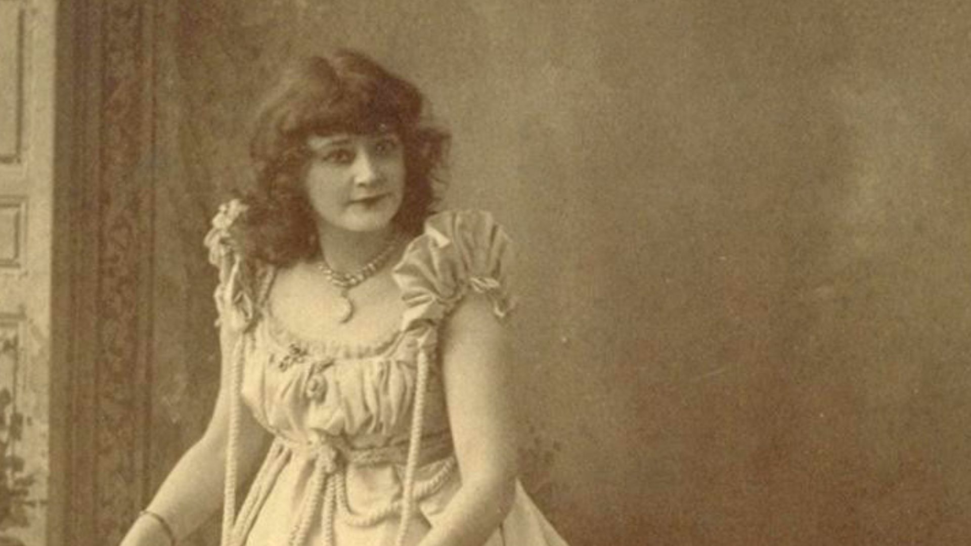 Full length portrait of Lotta Crabtree