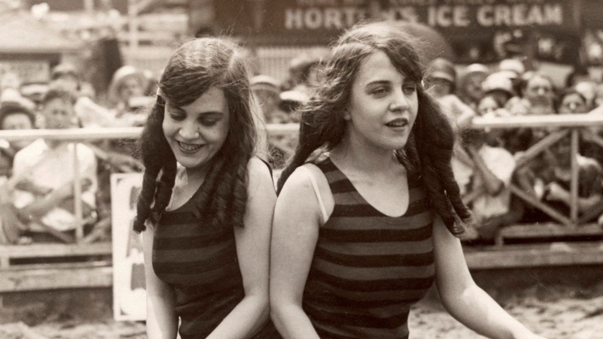 Omschrijving: Tweelingen. Veel belangstelling voor de Siamese tweeling Daisy en Violet Milton (16 jaar) uit Texas. Verenigde Staten van Amerika, 1925.