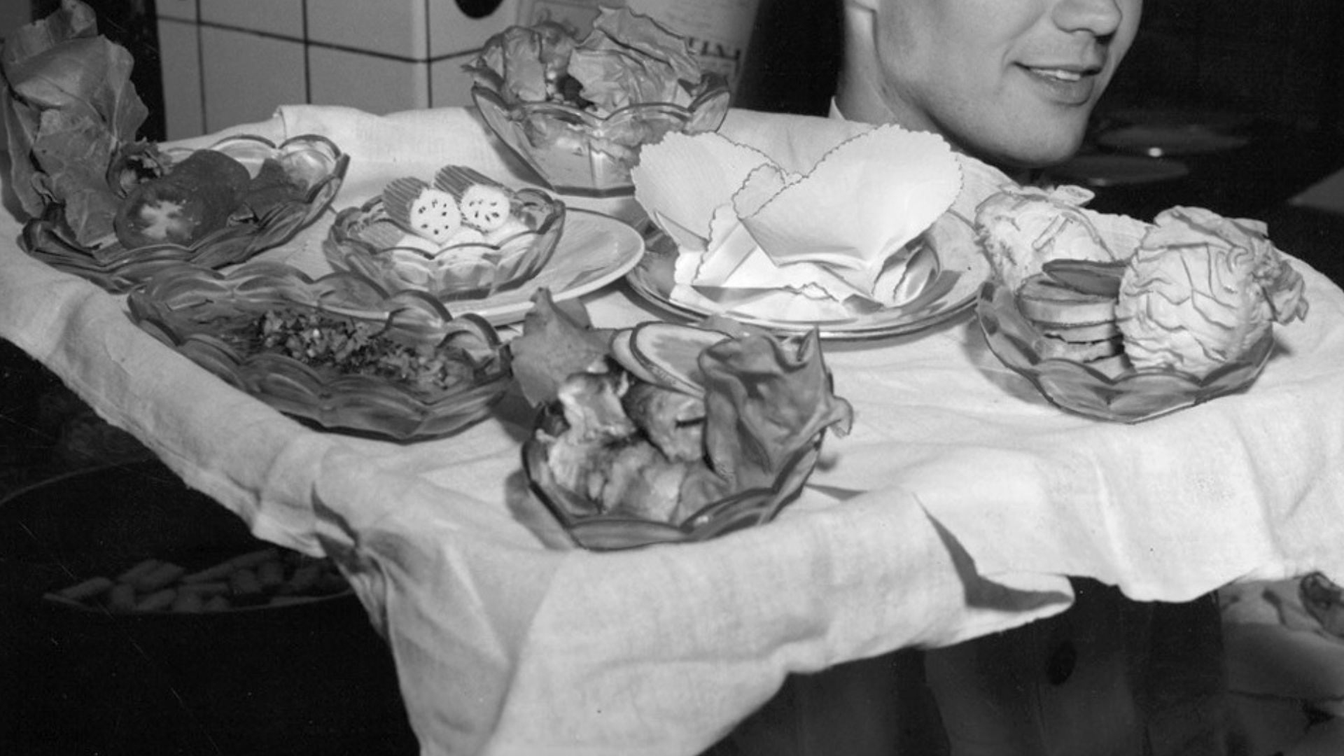 A waiter serving the food in the restaurant.