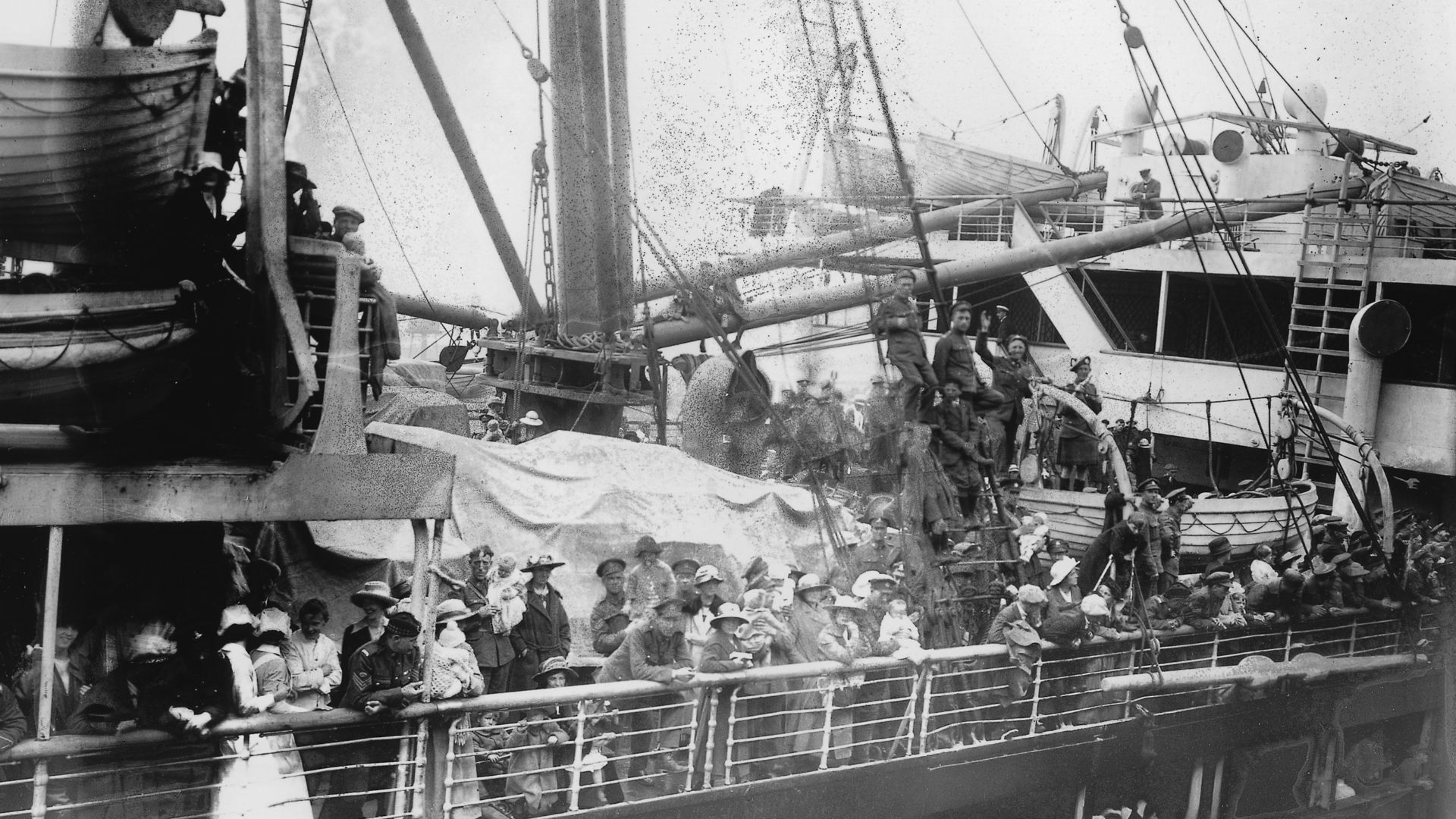 VIEW-6414
Troops arriving on S. S. Orduna, Halifax, NS, 1918
Wm. Notman & Son
1918, 20th century
Notman photographic Archives - McCord Museum
VIEW-6414
Arrivée des troupes sur le vapeur « Orduna », Halifax, N.-É., 1918
Wm. Notman & Son
1918, 20e siècle
Ar