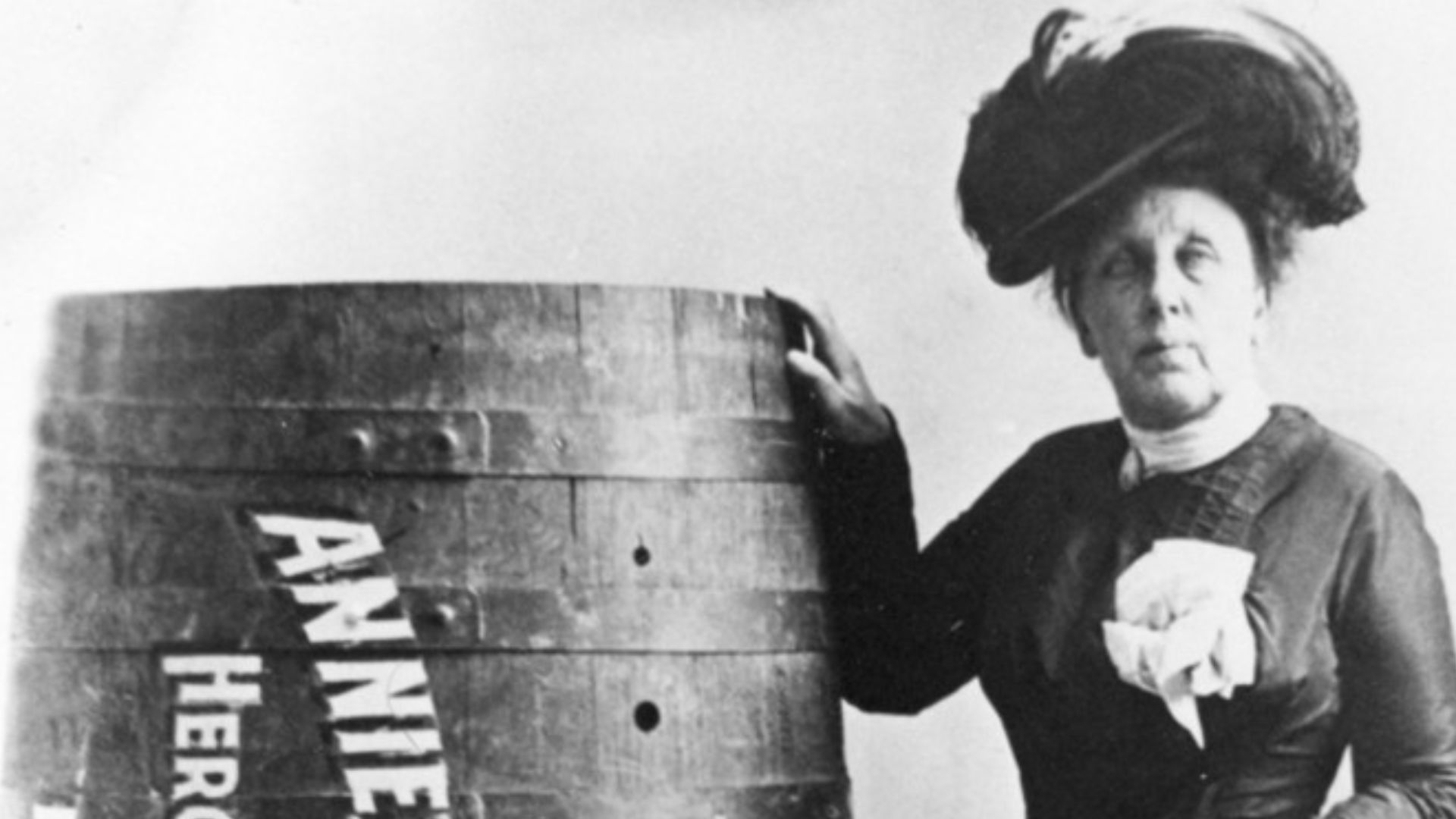 Photograph of en:Annie Edson Taylor, the first person who'd survived a trip over Niagara Falls in a barrel on 24 October 1901.