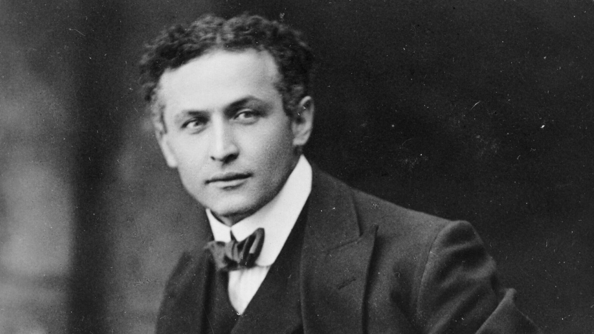 Harry Houdini, three-quarter length portrait, facing front.