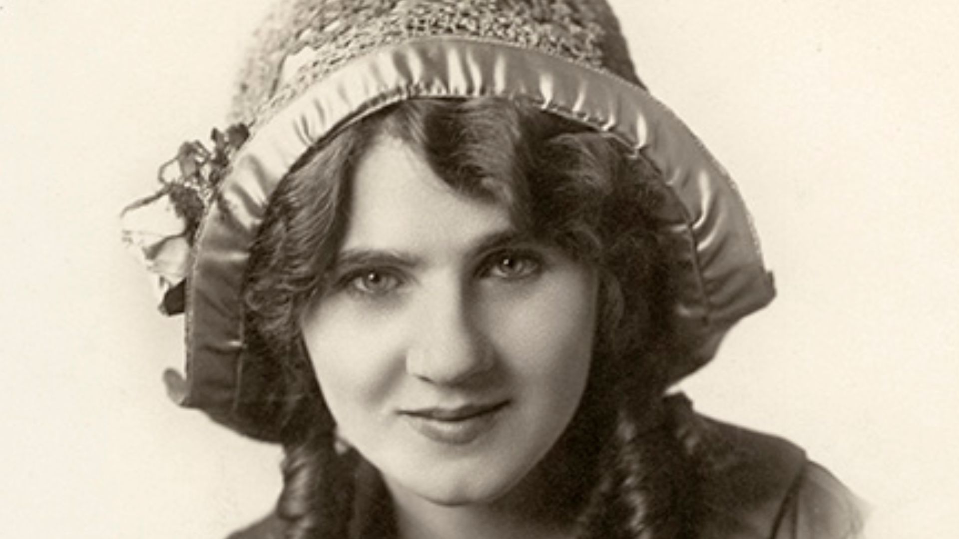 Florence Lawrence in a Frank C. Bangs Studio portrait, c. 1908.