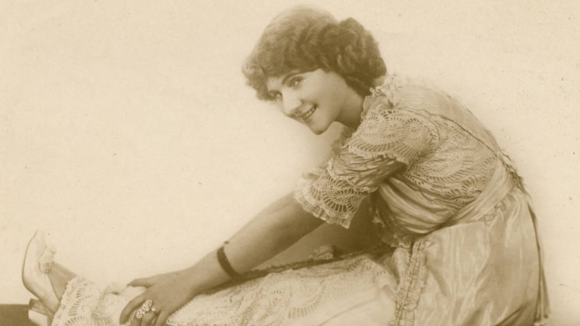 Florence Lawrence, silent film actress
Subjects: actresses