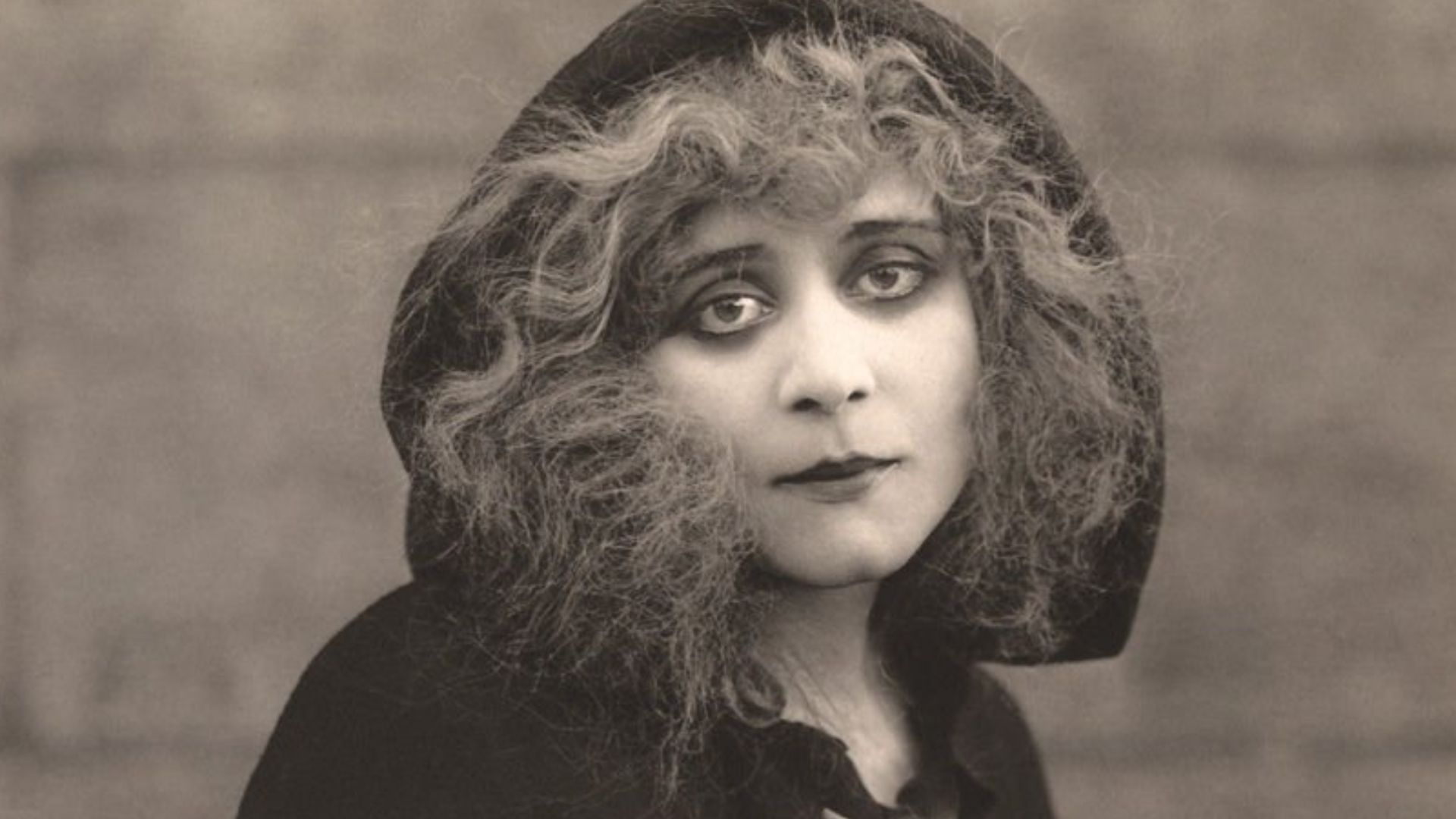 1917 portrait of American Actress Theda Bara (1885–1955) by Albert Witzel (1879-1929).