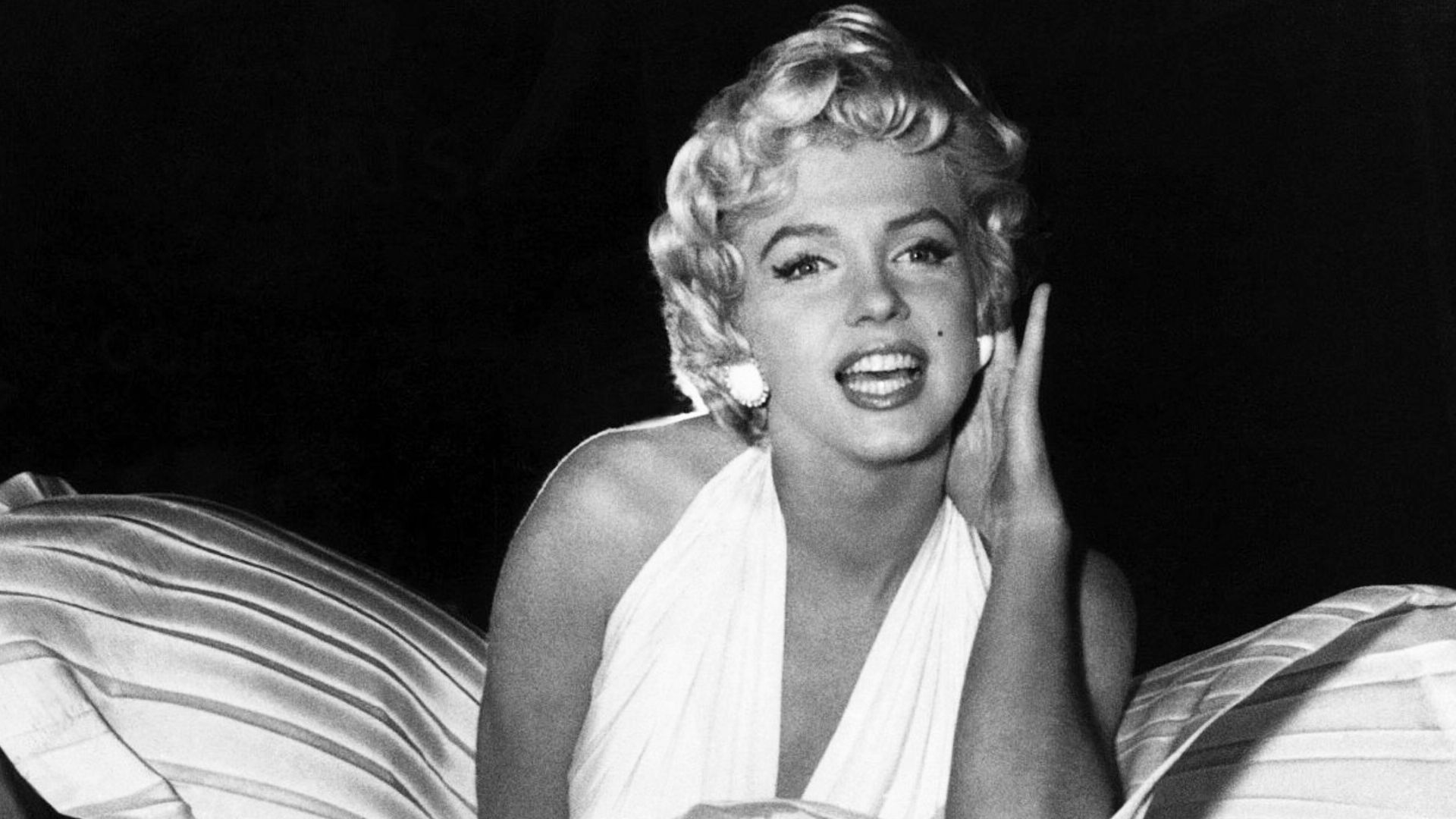 Photo of Marilyn Monroe while filming The Seven Year Itch on the streets of New York. She apparently stopped at some point during the shooting of the famous