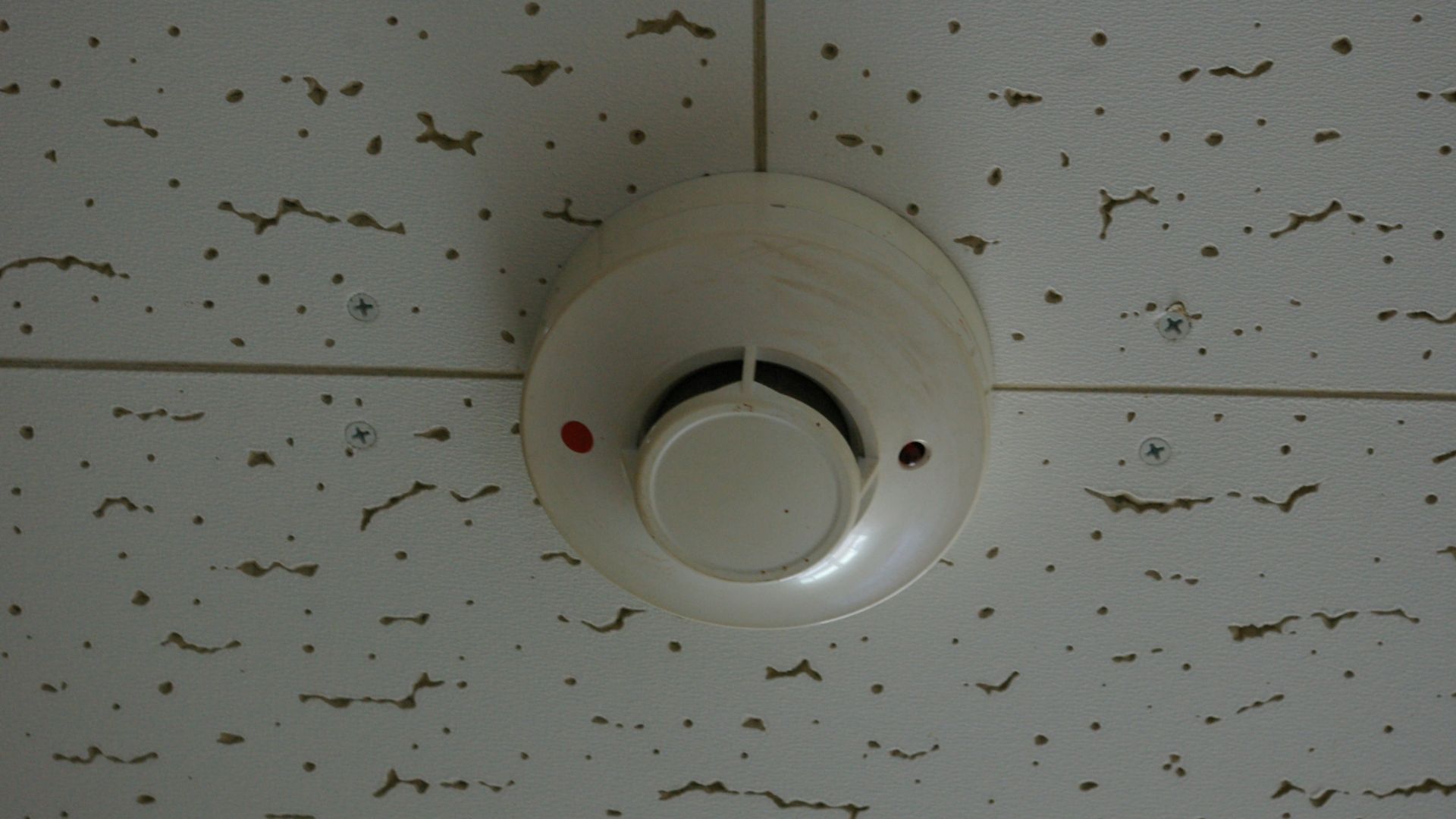 Photoelectric spot type smoke detector.