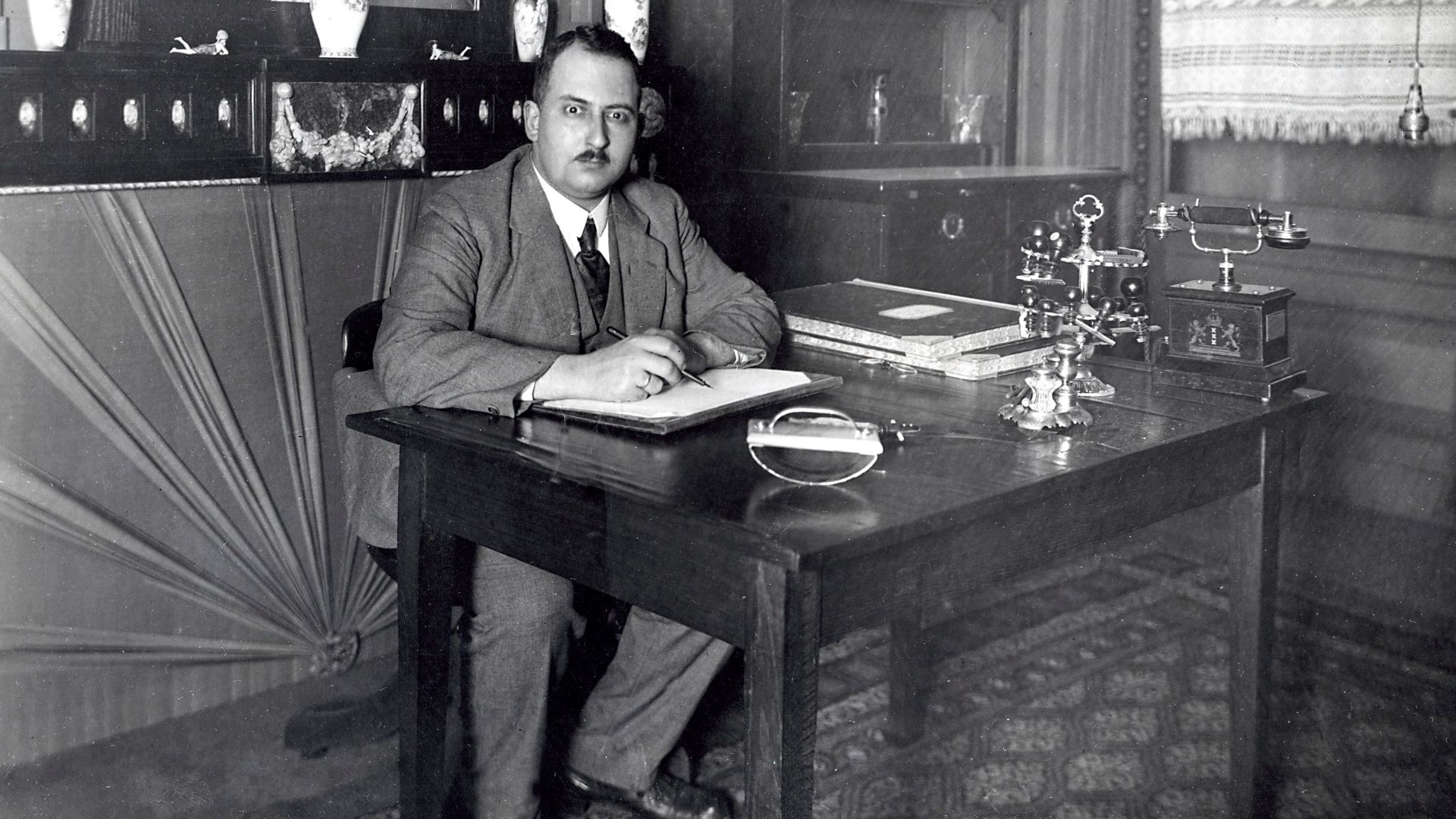 Omschrijving: Effectenmakelaar S.Koopman in zijn kantoor aan de Prinsengracht 1113. Amsterdam, 1919.