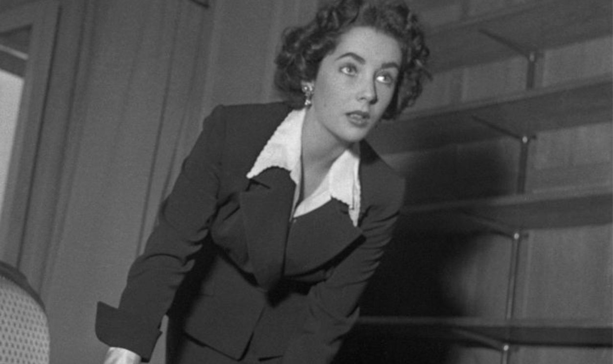 Elizabeth Taylor et Conrad Hilton Jr dans leur chambre d'hôtel à Paris, le 31 mai 1950.