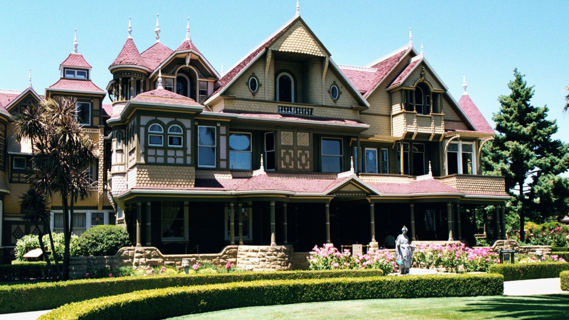 Front view of the Winchester Mystery House