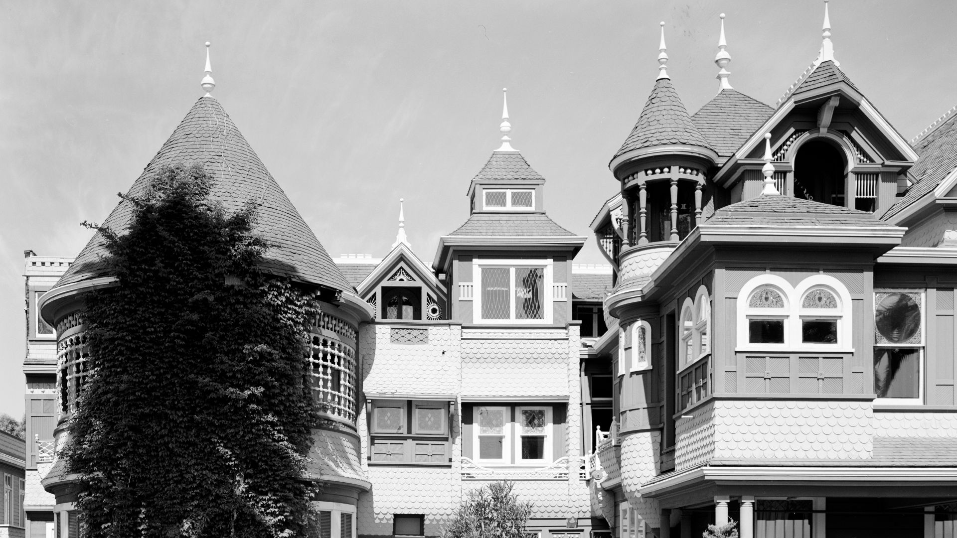 File:SOUTH END OF EAST FRONT - Winchester House, 525 South Winchester Boulevard, San Jose, Santa Clara County, CA HABS CAL,43-SANJOS,9-3.jpg