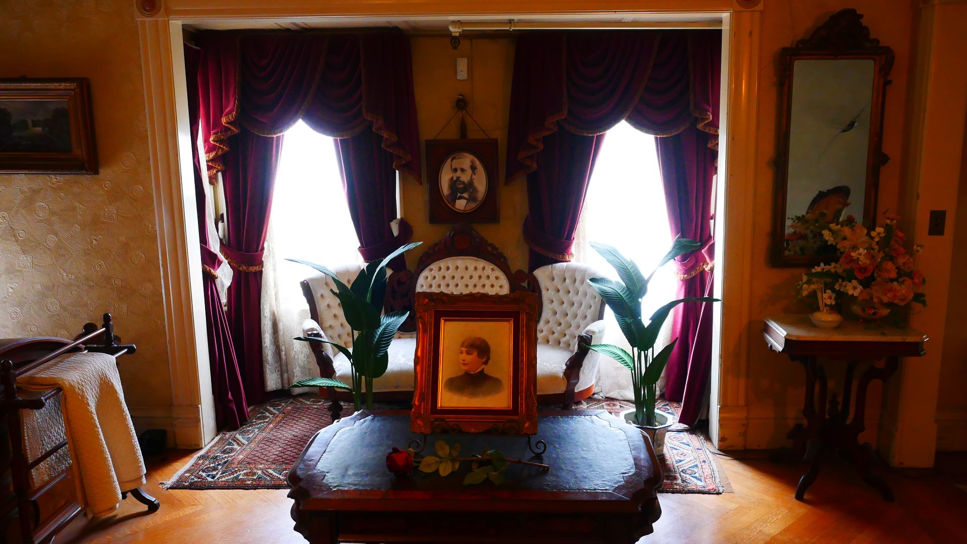 Bedroom Winchester Mystery House with pictures