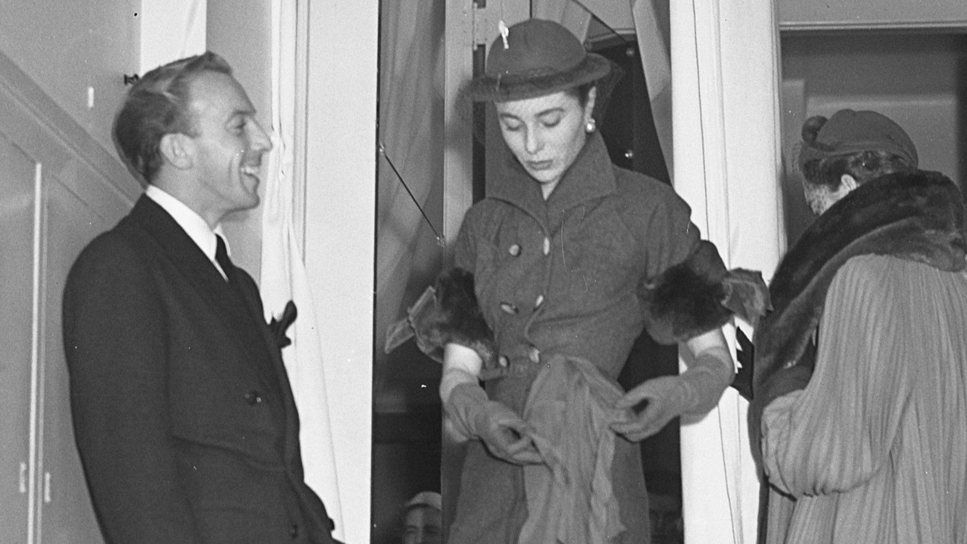 Collectie / Archief : Fotocollectie Anefo
Reportage / Serie : [ onbekend ]
Beschrijving : Modeshow van Jacques Fath (links) in Victoria hotel
Datum : 17 november 1950
Locatie : Amsterdam, Noord-Holland
Trefwoorden : mode, modeontwerpers, modeshows
Persoon