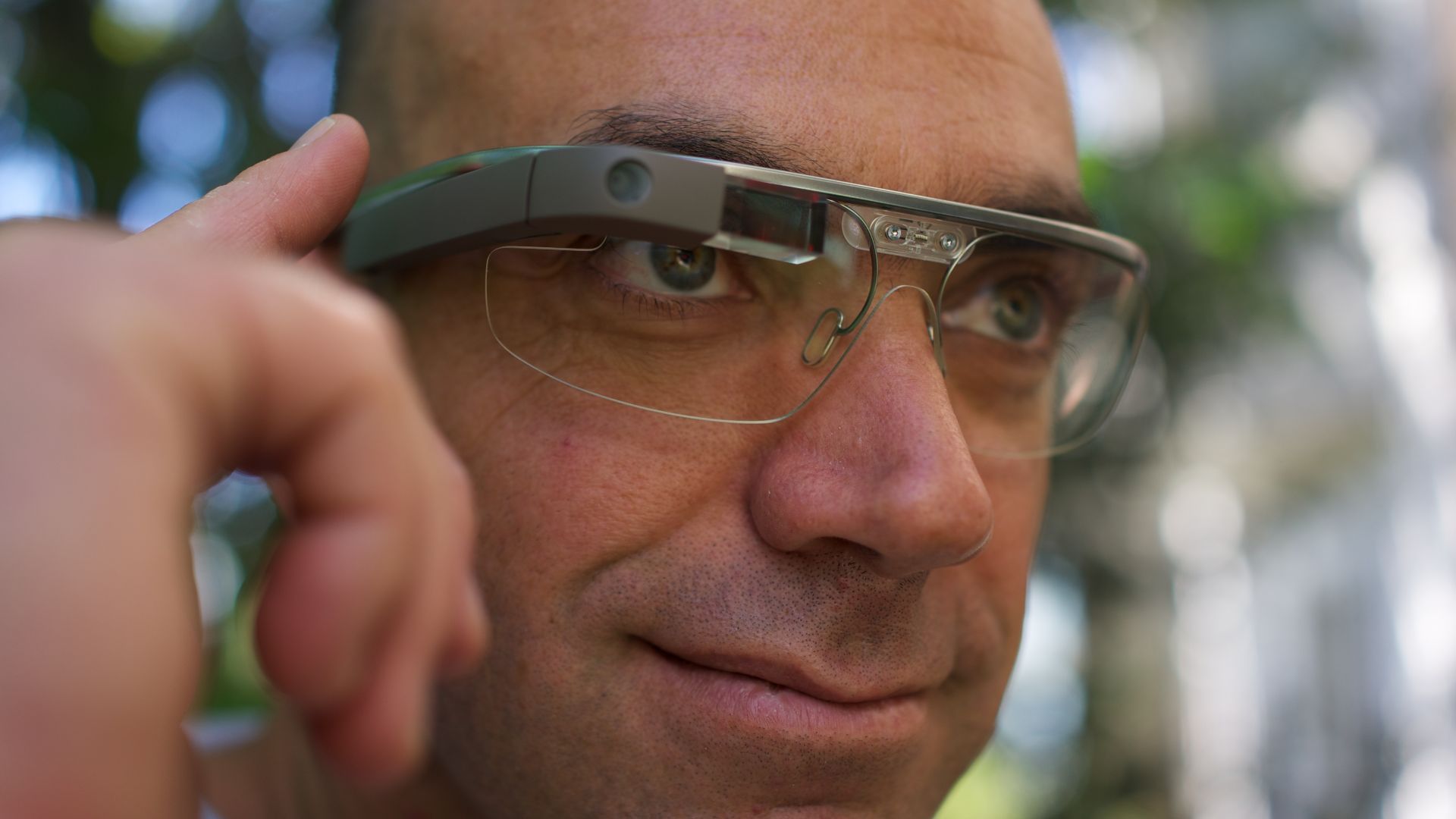 A blogger and entrepreneur, Loïc Le Meur, selected for Google Glass explorer edition shows off wearing Google Glassr
