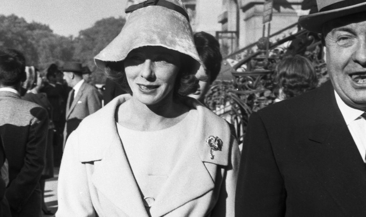 Bettina Graziani and Ali Khan at the Longchamp racecourse during the Prix de l'Arc de Triomphe, on October 4, 1959, in Paris.