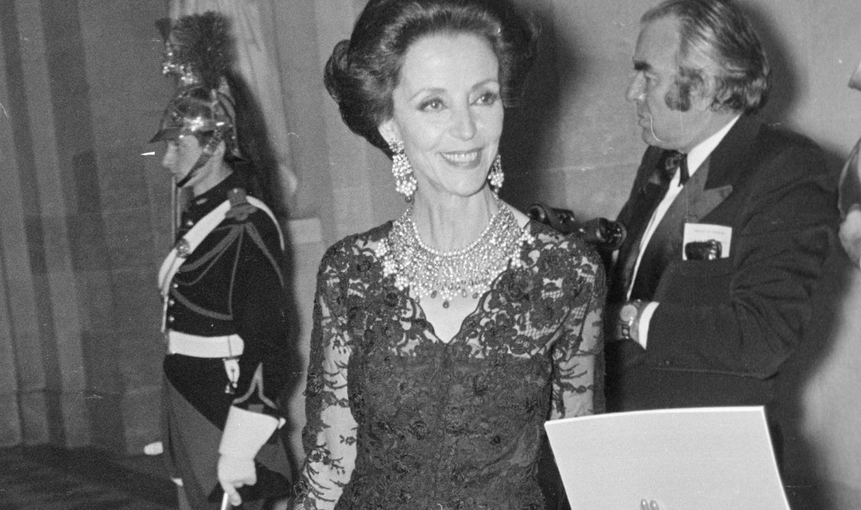 Gloria Guinness and friends attend the fashion show to benefit the restoration of the Chateau of Versailles, five American designers matching talents with five French couturiers at the Versailles Palace on November 28, 1973 in Versailles, France
