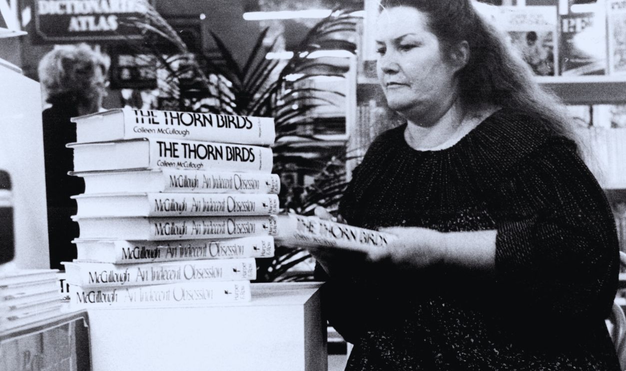 Author Colleen McCulloch signing pies of 'Thorn Birds' at the Co op bookshop in Pitt St. November 23, 1981. 