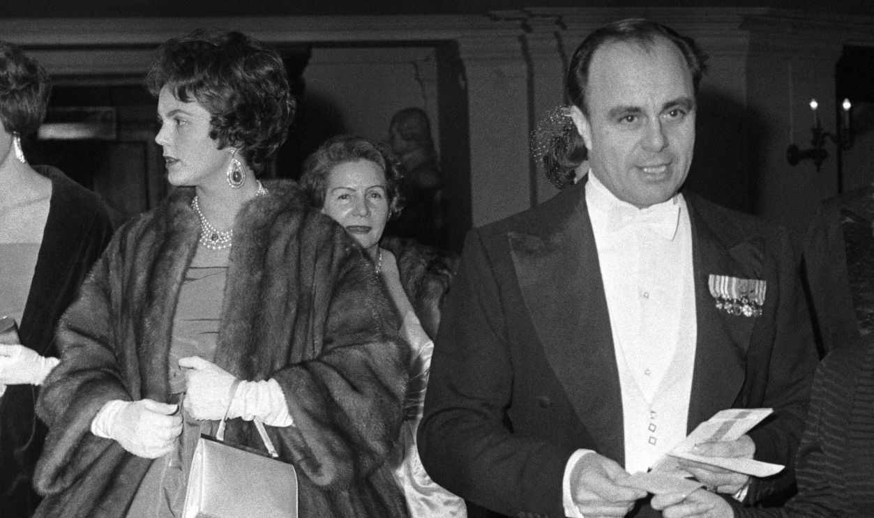 Pakistani diplomat Ali Khan and his partner Bettina Graziani (L) arrive at the Opera in Paris on December 20, 1958, where famous singer Maria Callas is giving a concert