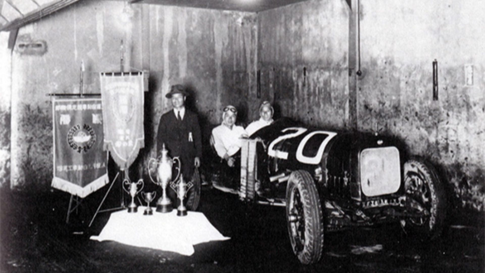 カーチス号（アート・カーチス）。1934年の全日本自動車競走選手権大会。左から榊原郁三（アート商会社主）、本田宗一郎（ライディングメカニック）、榊原真一（ドライバー。車両はカーチス号。