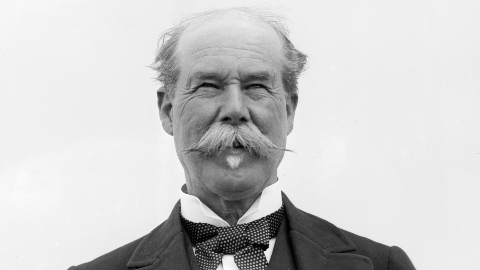 TITLE:  Sir Thomas Lipton
MEDIUM:  1 negative : glass ; 5 x 7 in. or smaller.
CREATED/PUBLISHED:  1909.
NOTES:
Forms part of: George Grantham Bain Collection (Library of Congress). 
Title from unverified data on caption card or negative sleeve. 
0 
FORMAT