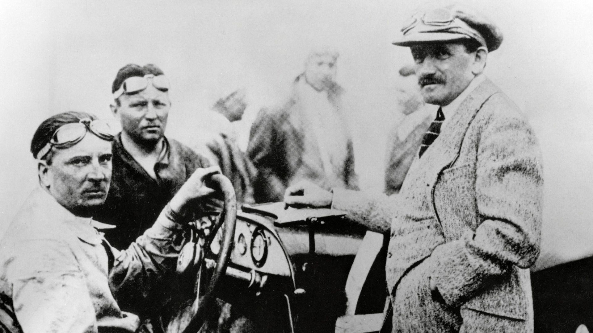 Omschrijving: Auto-ontwerper Ferdinand Porsche (rechts) en Alfred Neubauer met een racewagen/race-auto op Sicilië, 1924.