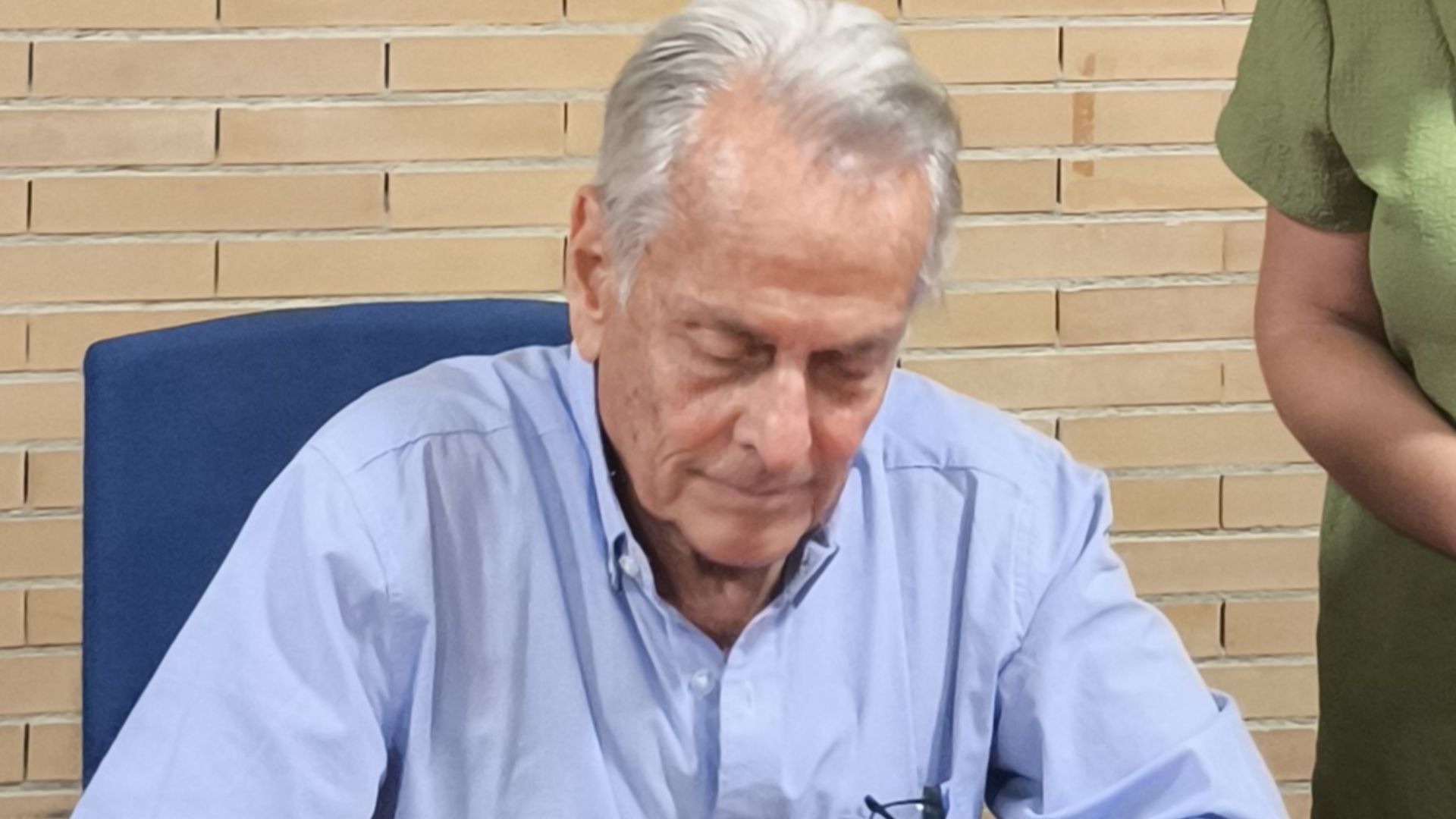 Eduardo Strauch después de charla-coloquio titulada