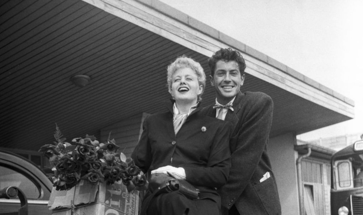 Shelley Winters et Farley Granger à leur arrivée à l'aéropoort de Paris, le 13 septembre 1951.