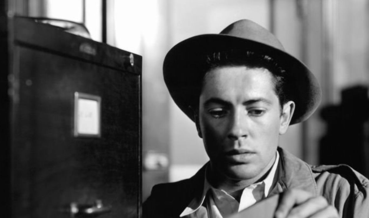 Farley Granger is tempted to steal 30,000 dollars belonging to racketeers in a scene from the film 'Side Street', 1949.