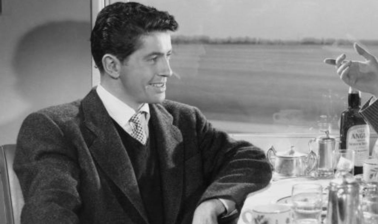 Farley Granger (1925 - 2011, left), as Guy Haines, with Robert Walker (1918 - 1951) as Bruno Anthony, in a scene from Alfred Hitchcock's thriller 'Strangers On A Train', 1951. 