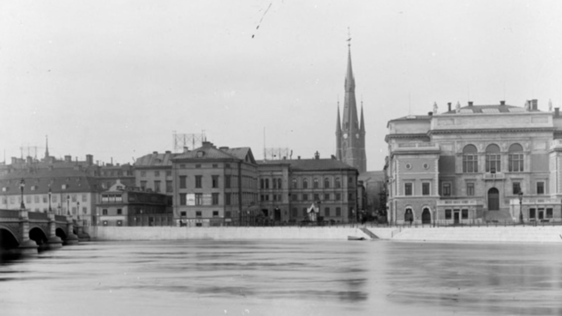 Rödbotorget med Norrström framför. I bakgrunden Klara kyrka
Foto
Nyckelord
Plats: Kvarteret NORRSTRÖM. Kvarteret RÖDA BODARNE. Kvarteret UTTERN. Rödbodtorget. Norrmalm.
Tid: 1 april 1896
Ämne: Kyrkor. Broar. Torg. Konstskolor.
Keyserska huset
Referenser
U