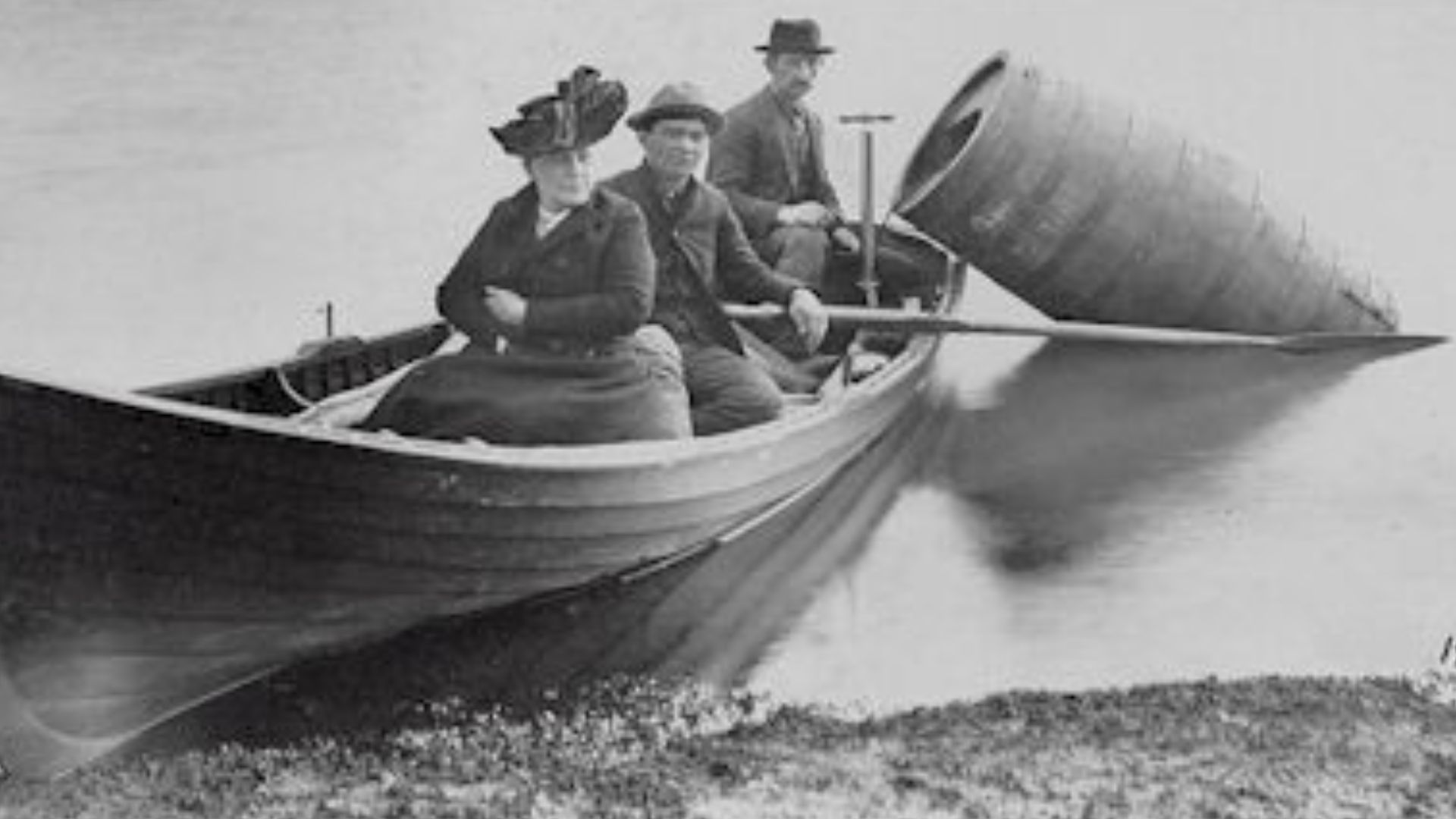 en:Annie Edson Taylor preparing her historic trip over Niagara Falls