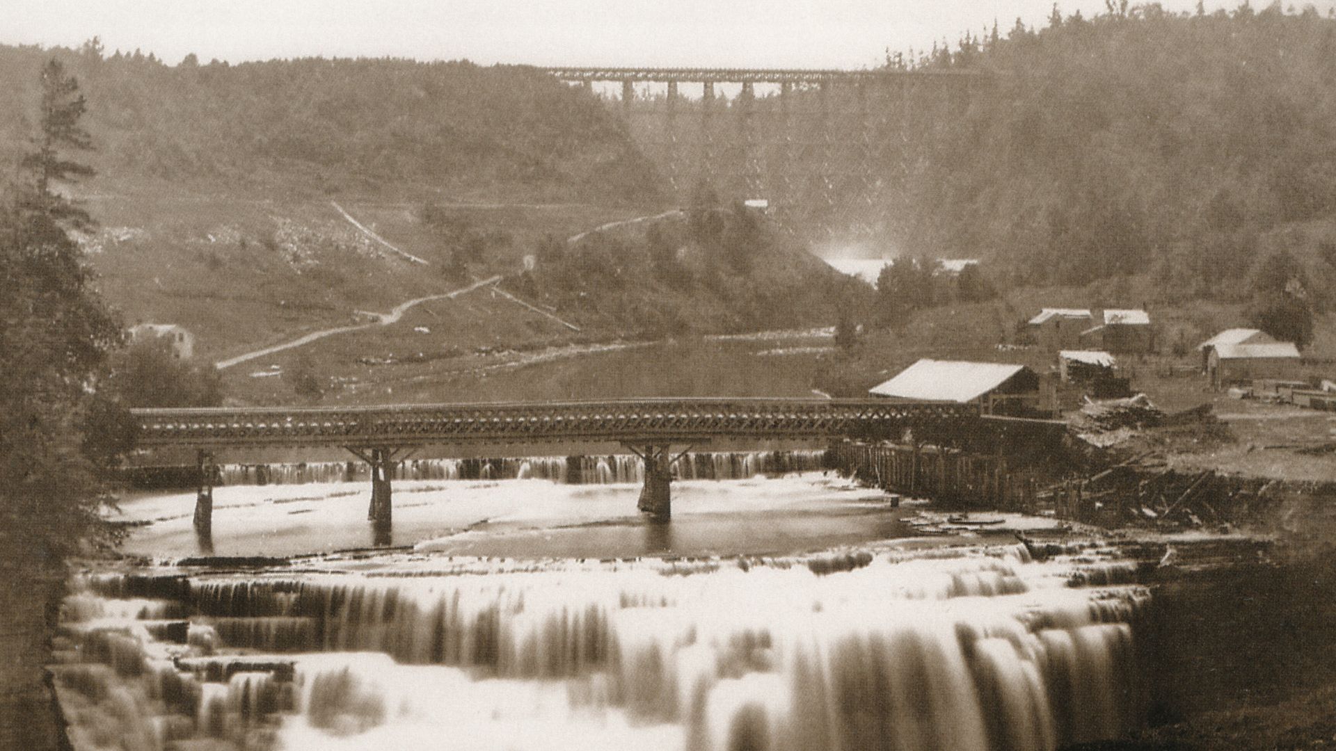 Genesee River, Middle Falls. About 45 mi/72 km SSW of Rochester, NY. In the background the first Letchworth Portage Bridge is visible. (cf. [1]) The