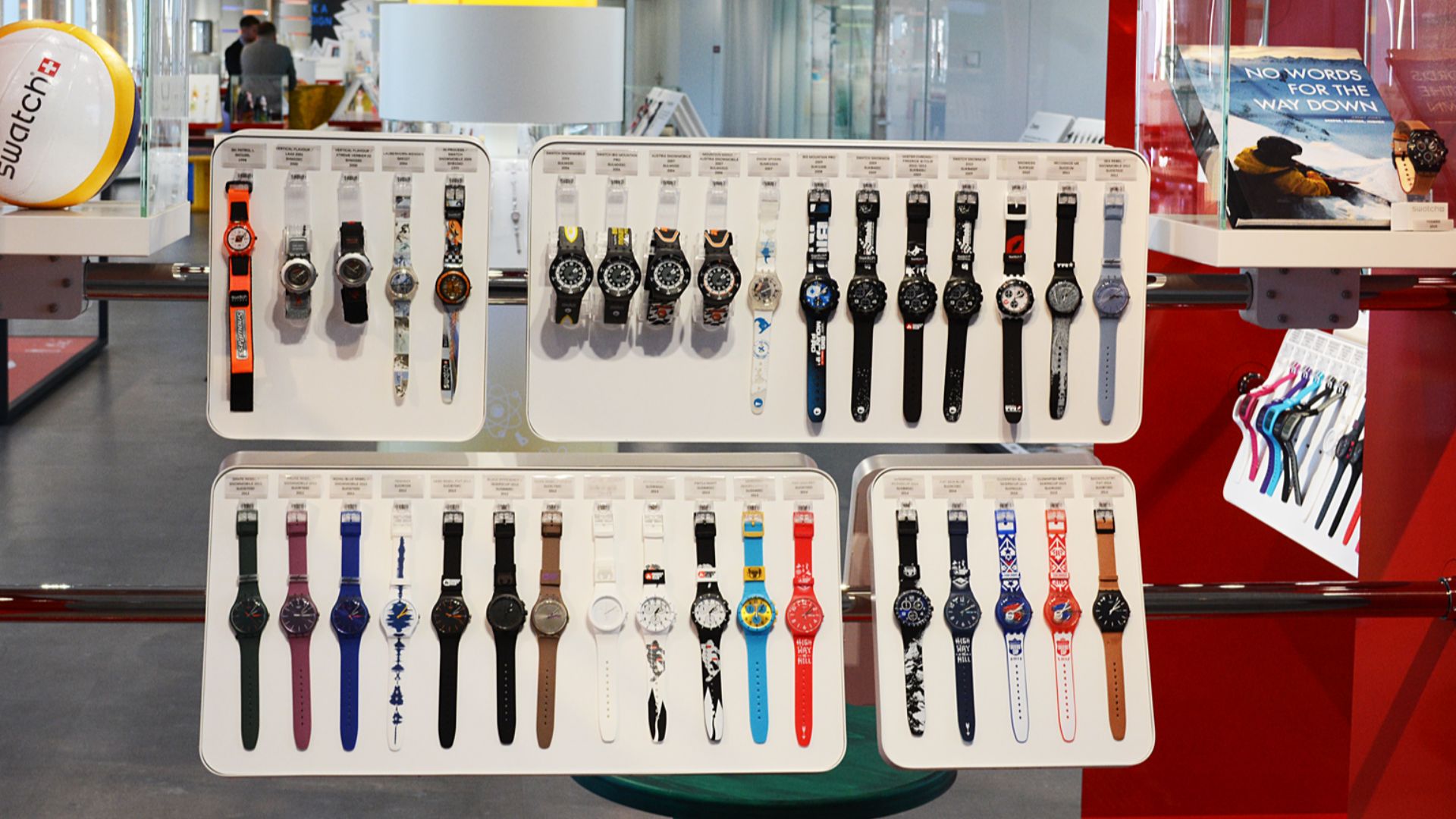 Teilansicht der Uhrenkollektion im 2019 neu eröffneten Swatch Museum Biel.