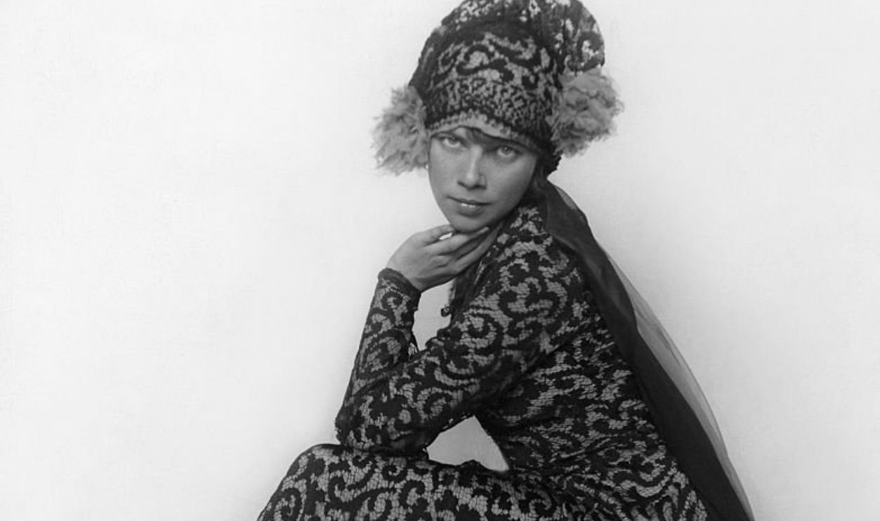 (Eingeschränkte Rechte für bestimmte redaktionelle Kunden in Deutschland. Limited rights for specific editorial clients in Germany.) Losch, Tilly - Dancer, Actress, Choreographer, Painter, Austria*15.11.1903-24.12.1975+nee: Ottilie Ethel Losch- full-figure portrait - undated, around 1928- Photographer: Trude Fleischmann- Published by: 'Die Dame' 14/1928Vintage property of ullstein bild