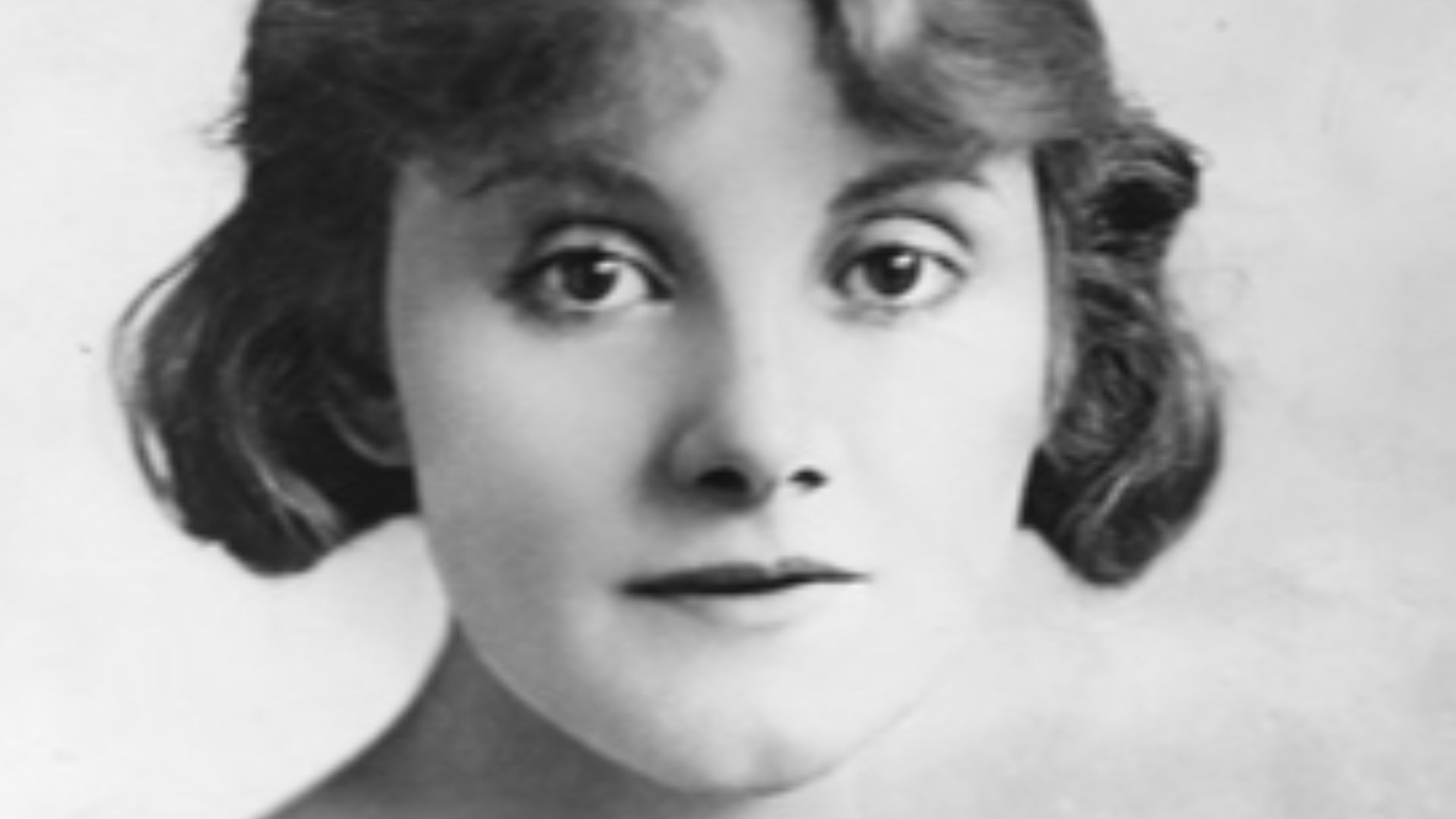 Jeanne Eagels in the 1920 production The Wonderful Thing as Jacqueline Laurentie, a wealthy young French woman.