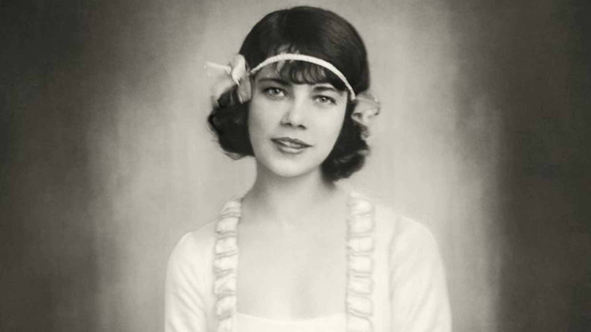 Tilly Losch in Straußwalzer in einem Kleid der Wiener Werkstätte, um 1928. Silbergelatineabzug