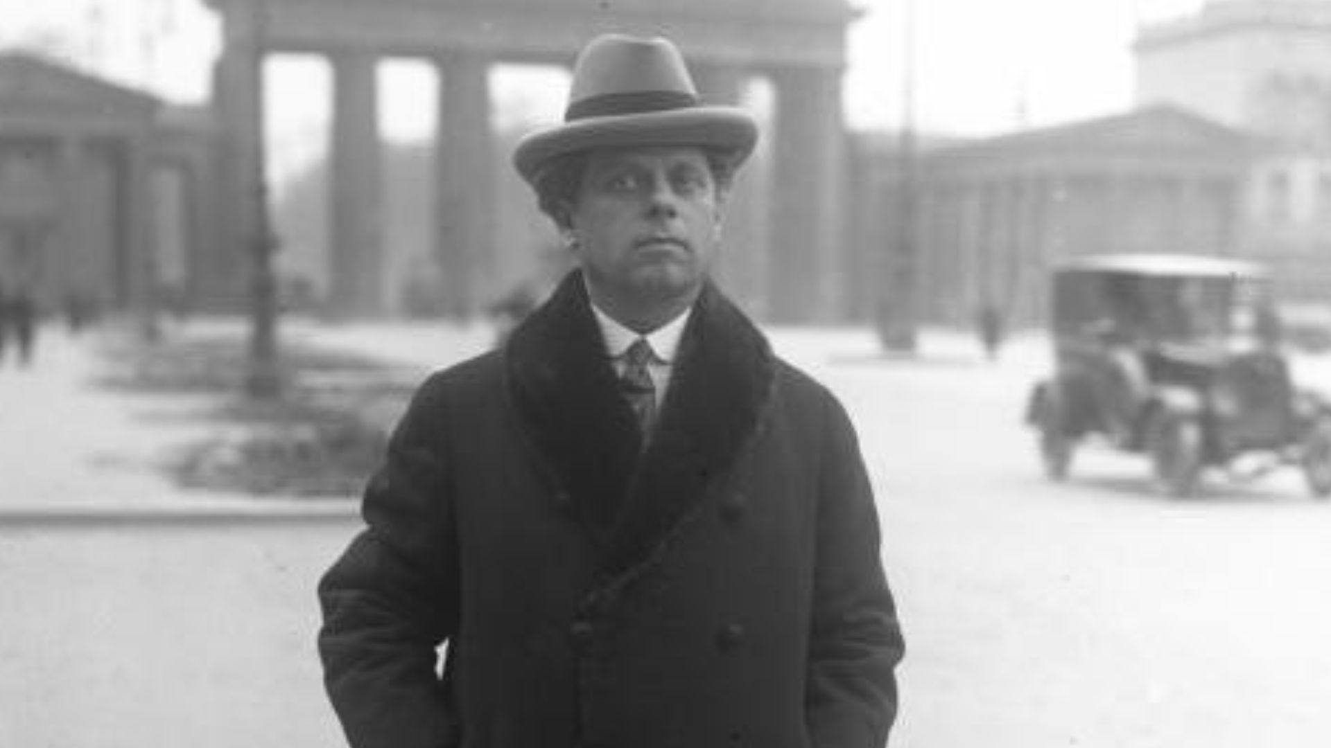 For documentary purposes the German Federal Archive often retained the original image captions, which may be erroneous, biased, obsolete or politically extreme. Prof. Max Reinhardt, künstlerischer Leiter der Staats-Theater! Prof. Max Reinhardt, der bekann