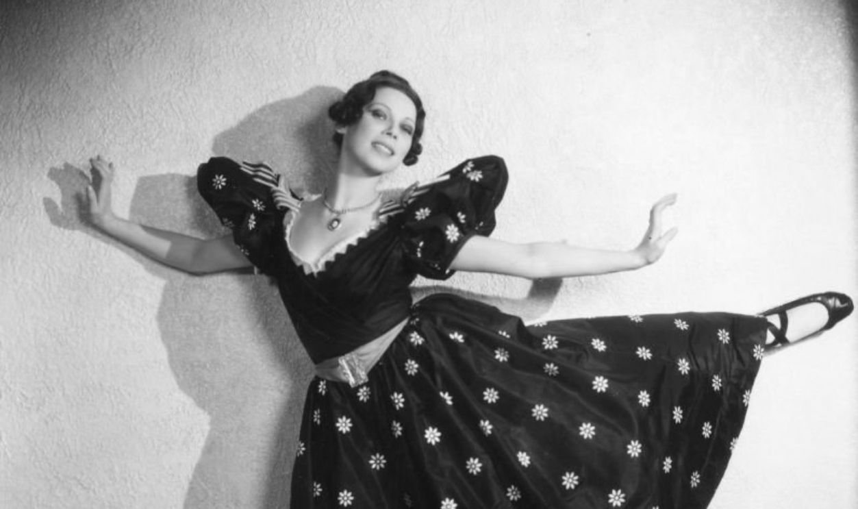 4th October 1934: Austrian dancer and actress Tilly Losch (1904 - 1974) wearing an elaborate costume for Charles B Cochran's production of 'Streamline', a revue at London's Palace Theatre.
