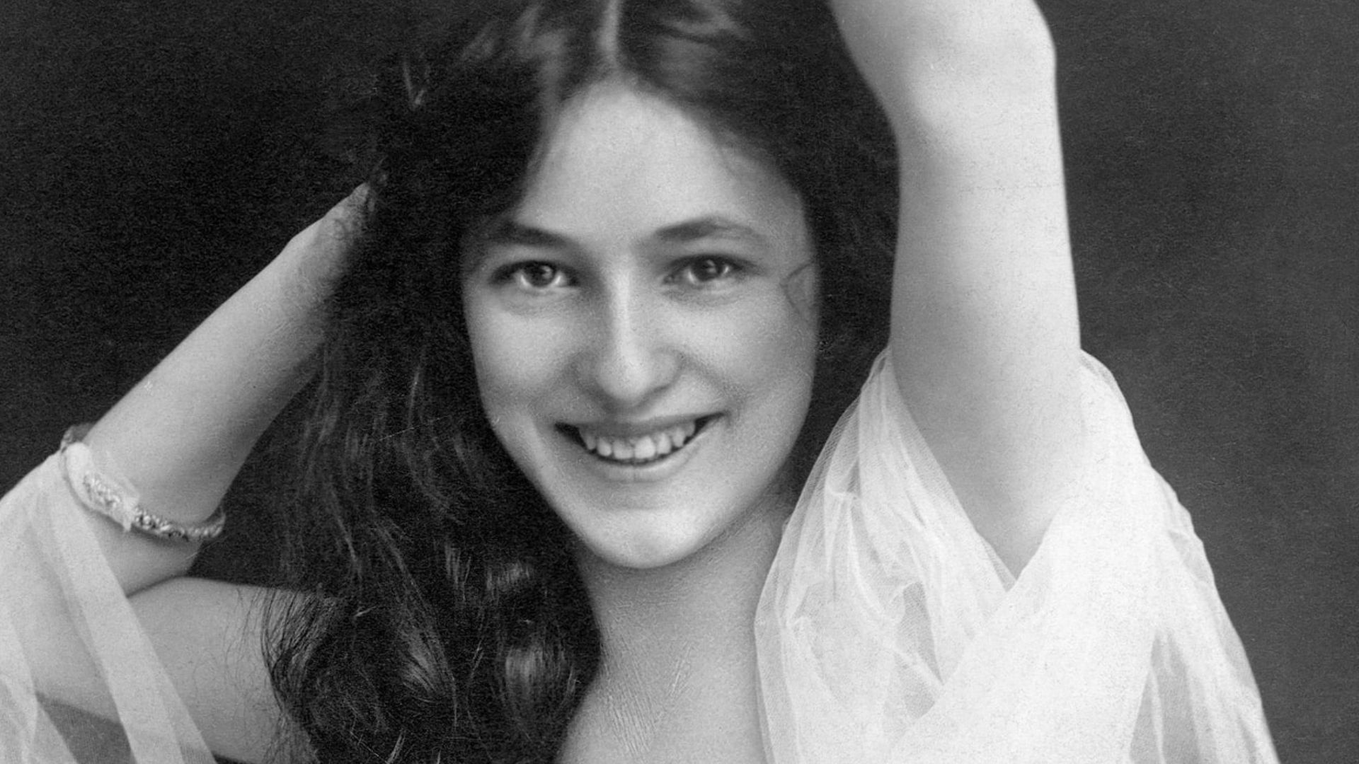 Evelyn Nesbit (December 25, 1884 – January 17, 1967) was the professional name of Florence Evelyn Nesbit, a popular American chorus girl and artists’ model whose liaison with renowned architect Stanford White immortalized her as