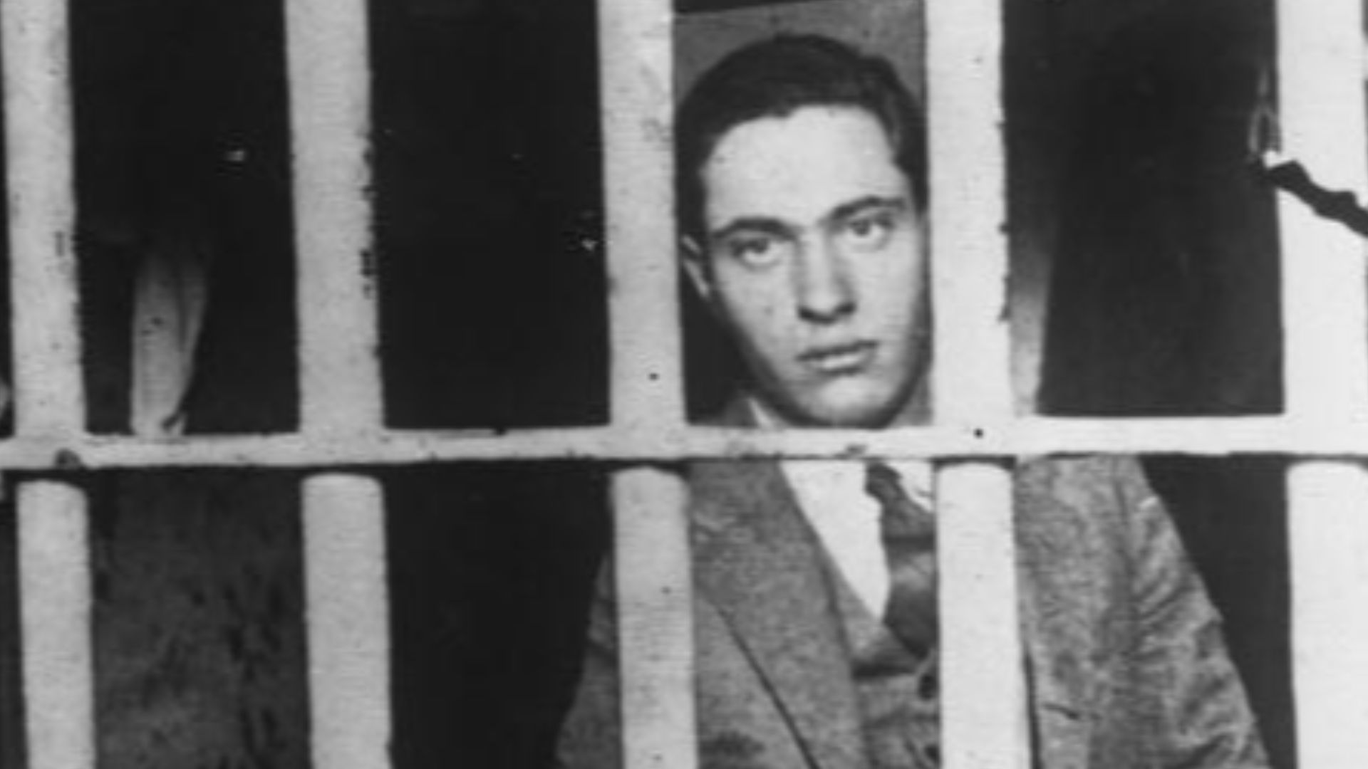 For documentary purposes the German Federal Archive often retained the original image captions, which may be erroneous, biased, obsolete or politically extreme. Der Millionärs-Sohn Nathan Leopold im Zuchthaus Sing-Sing!
Der jetzt 25 jährige Millionärs-Soh