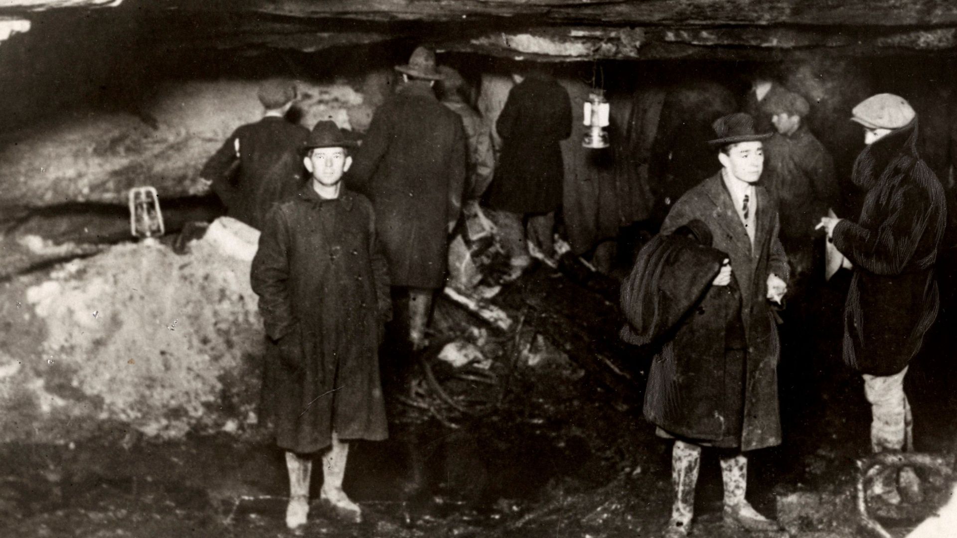 Omschrijving: Een groepje mensen verzamelde zich bij de grot waar geoloog Lloyd Collins beklemd raakte en vlak voor zijn bevrijding van honger stierf. Zonder plaats, 1925.