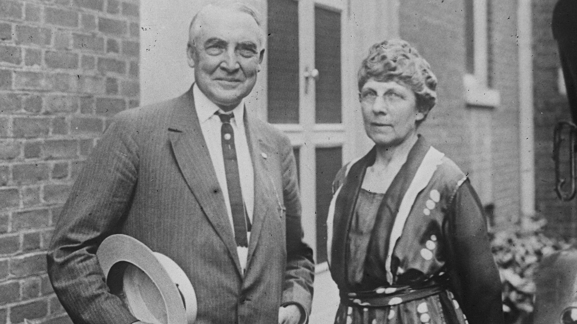 Sujet : Harding, Warren Gamaliel (1865-1923) -- Portraits
Harding, Florence Kling (1860-1924) -- Portraits
Portraits collectifs -- 1914-1945
Référence bibliographique : Rol, 61862
Appartient à l’ensemble documentaire : Pho20Rol
Image de presse
Couverture 