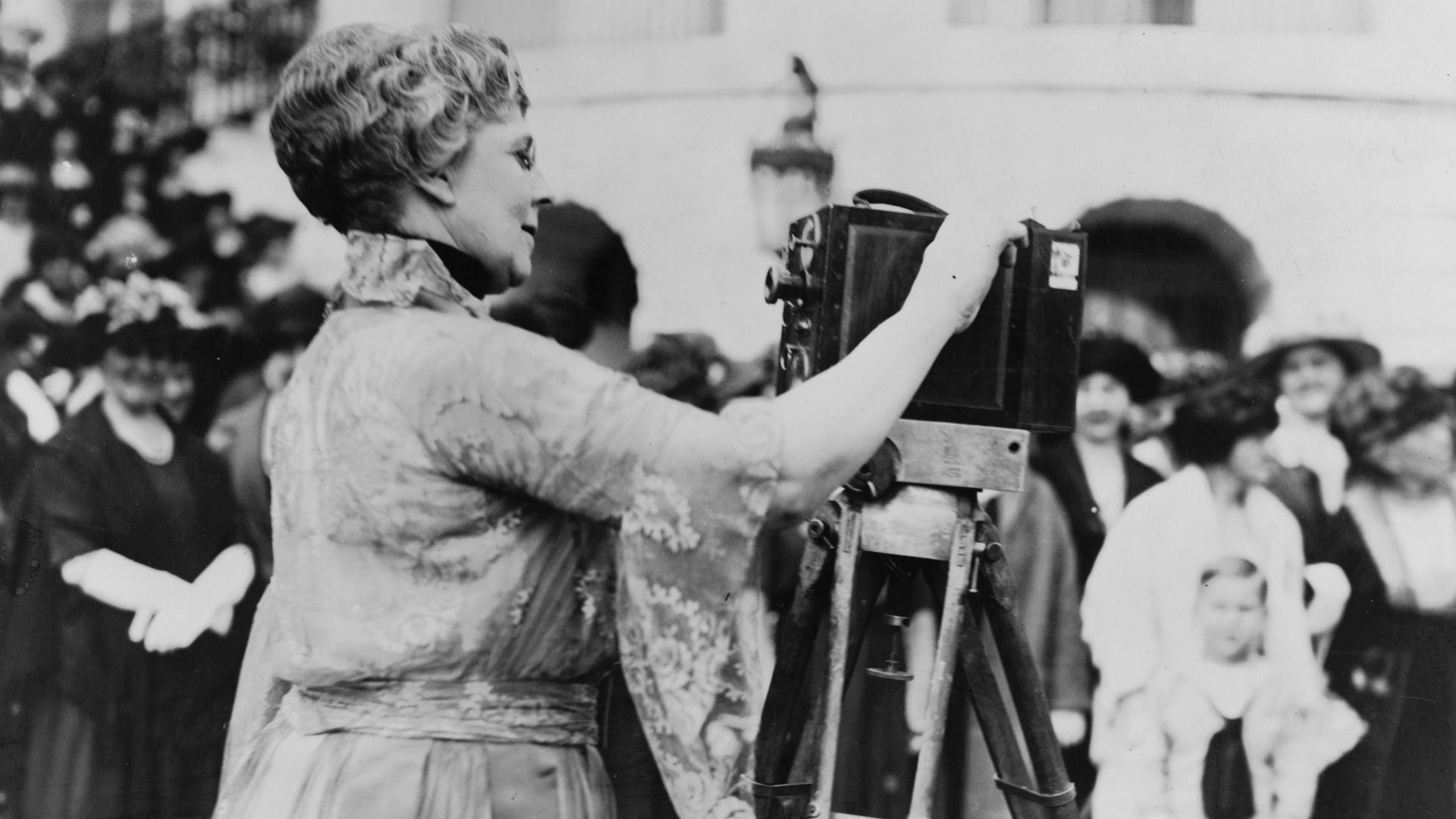 Title: Florence Kling Harding operating a movie camera on the lawn at the White House, Washington, D.C.
Abstract/medium: 1 photographic print.