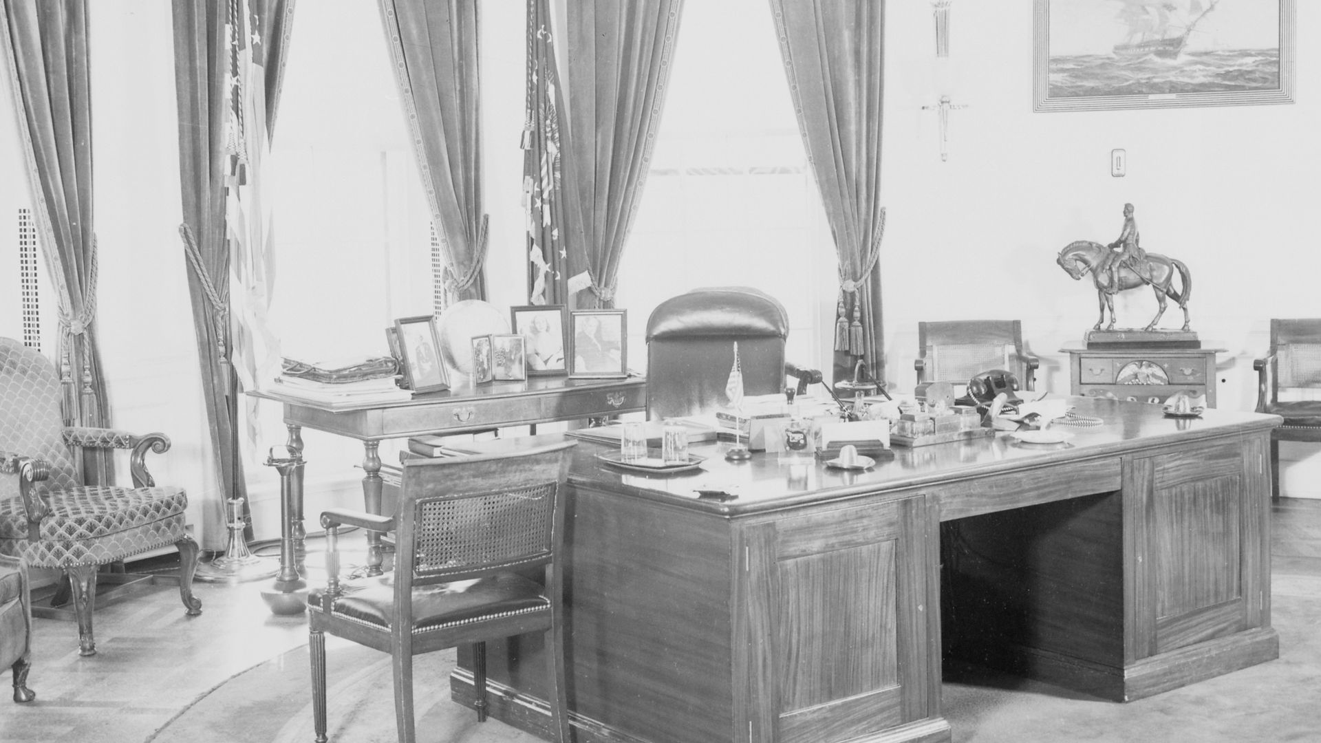 File:Photograph of President Truman's desk in the Oval Office of the White House. - NARA - 199451.jpg