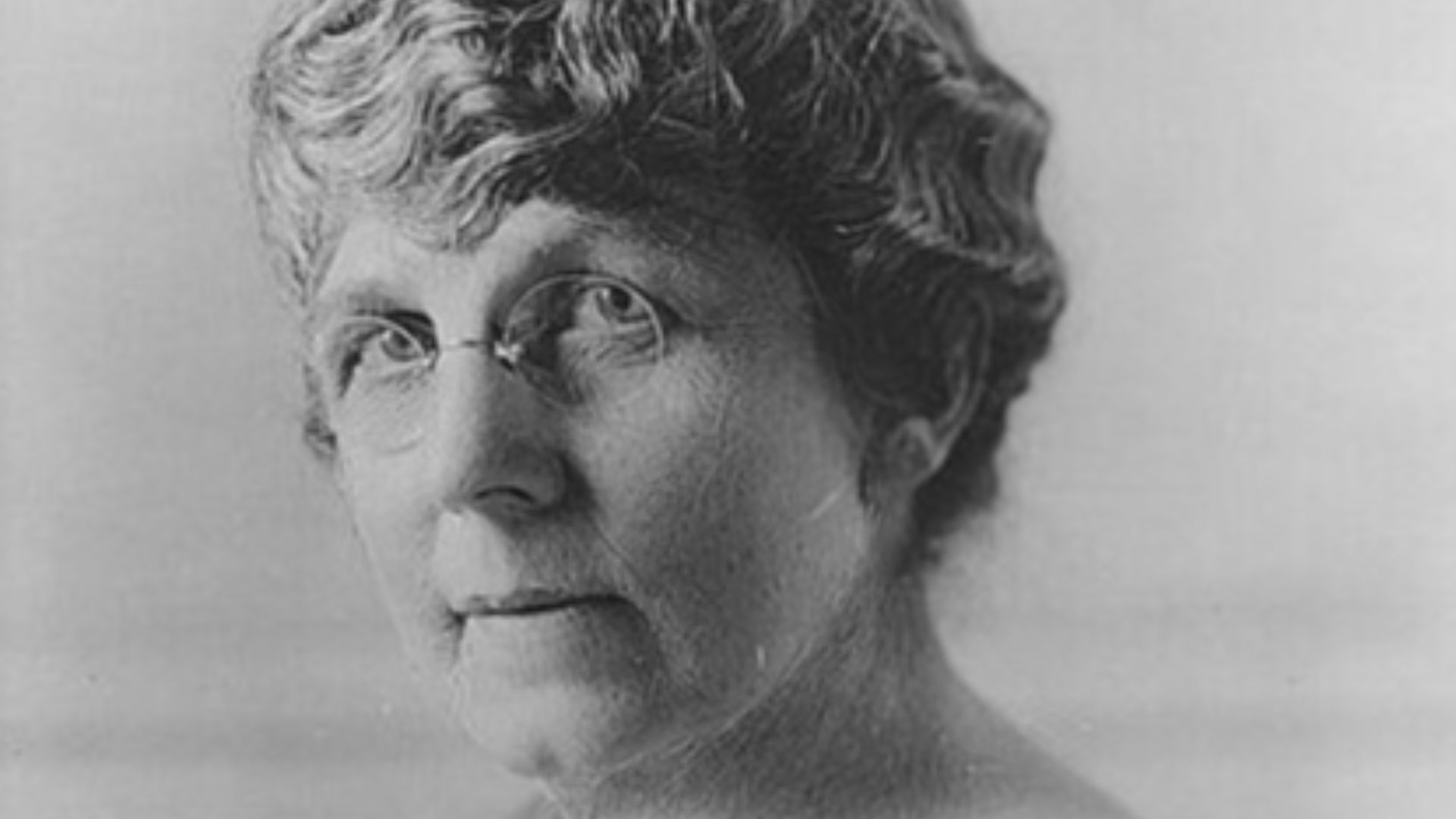 Title: Mrs. Warren G. Harding, three-quarter length portrait, seated, facing left
Abstract/medium: 1 photographic print.